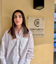 Tess DIMBAS, Asistente