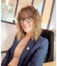 Katia SURDYK, Commercieel agent