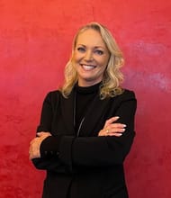 Viktoria ELGH, Agente commerciale
